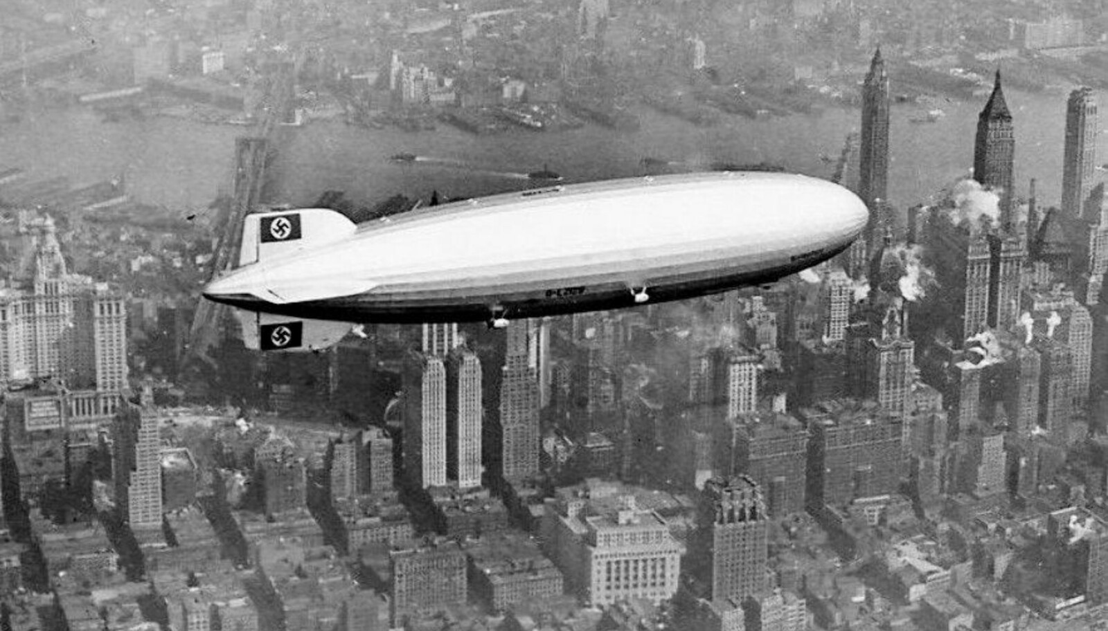 <b>PÅ VEI MOT KATASTROFEN:</b> Hindenburg fotografert over Manhattan timer før skipet styrter i et branninferno. Nazistene har støttet utviklingen av luftskipet økonomisk, prisen er at skipet brukes til propaganda. Propagandaminister Goebbels ville først at en diger svastika skulle prege sidene på skipet, men måtte nøye seg med mindre symboler på halefinnene. <b>PÅ VEI MOT KATASTROFEN:</b> Hindenburg fotografert over Manhattan timer før skipet styrter i et branninferno. Nazistene har støttet utviklingen av luftskipet økonomisk, prisen er at skipet brukes til propaganda. Propagandaminister Goebbels ville først at en diger svastika skulle prege sidene på skipet, men måtte nøye seg med mindre symboler på halefinnene.