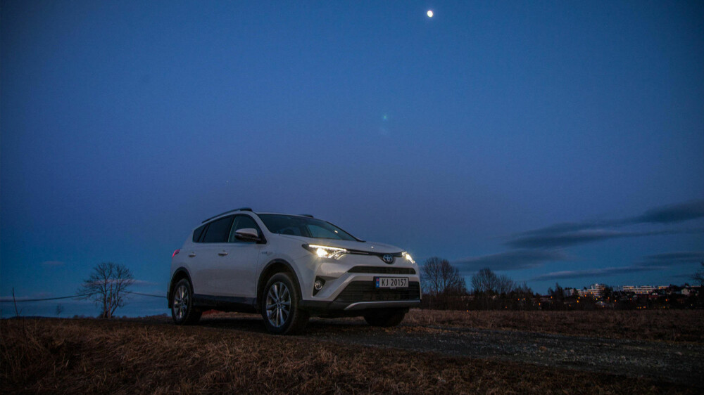 FACELIFT: Nye RAV4 Hybrid er ikke bare en RAV4 med hybridmotor, det er også en del av en liten facelift. FACELIFT: Nye RAV4 Hybrid er ikke bare en RAV4 med hybridmotor, det er også en del av en liten facelift.