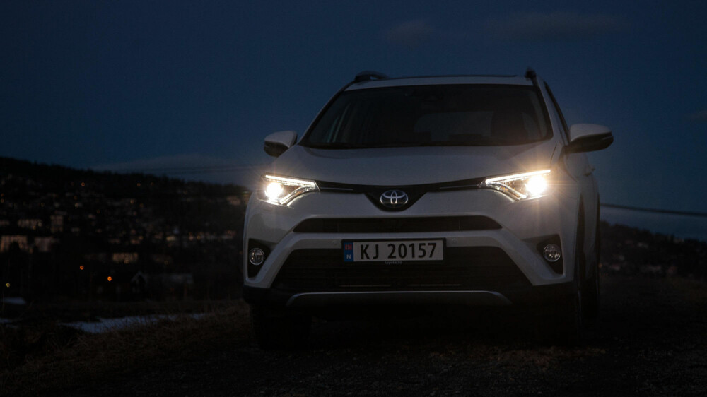 RAV4 hybrid er en del av en relativt liten facelift, der nye LED-lys trolig er den mest synlige nyheten, sammen med en litt strammere grill. RAV4 hybrid er en del av en relativt liten facelift, der nye LED-lys trolig er den mest synlige nyheten, sammen med en litt strammere grill.
