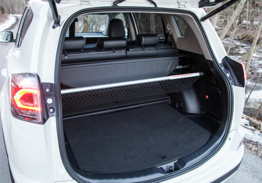 Testbilen er utstyrt med en rekke nett og skiller for å utnytte bagasjerommet maskimalt. På utgaven med forhjulsdrift har du 50 liter ekstra plass. Testbilen er utstyrt med en rekke nett og skiller for å utnytte bagasjerommet maskimalt. På utgaven med forhjulsdrift har du 50 liter ekstra plass.