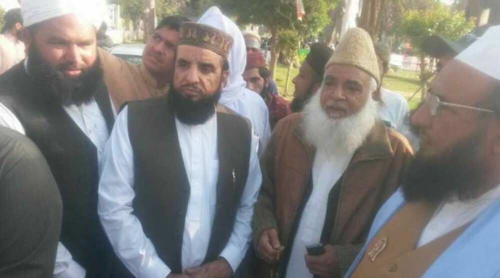 PÅ MINNEMARKERING: Imam ved Oslo-moskeen Central Jamaat Ahle-Sunnat, Nehmat Ali Shah (58) (i midten), skal i helgen ha deltatt på en minnemarkering for den henrettede terroristen Mumtaz Qadri. Foto: Facebook PÅ MINNEMARKERING: Imam ved Oslo-moskeen Central Jamaat Ahle-Sunnat, Nehmat Ali Shah (58) (i midten), skal i helgen ha deltatt på en minnemarkering for den henrettede terroristen Mumtaz Qadri. Foto: Facebook