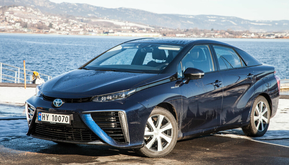 Den eneste elbilen Toytoa har på markedet er Mirai. Den henter ikke energien fra batterier, men hydrogen. Toyota sitter fremdeles på gjerdet når det gjelder batteridrevne elbiler, og mener teknologien ikke er god nok. Den eneste elbilen Toytoa har på markedet er Mirai. Den henter ikke energien fra batterier, men hydrogen. Toyota sitter fremdeles på gjerdet når det gjelder batteridrevne elbiler, og mener teknologien ikke er god nok.
