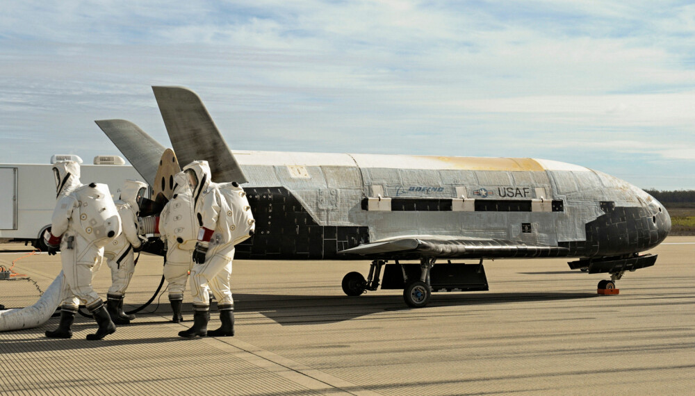 Hvorfor bruker bakkemannskapet beskyttelsesdrakt rundt X-37B? Hvorfor bruker bakkemannskapet beskyttelsesdrakt rundt X-37B?