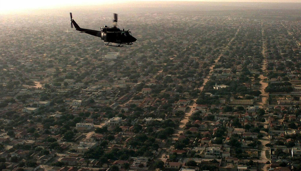 Et amerikansk helikopter flyr over Mogadishu. Et amerikansk helikopter flyr over Mogadishu.