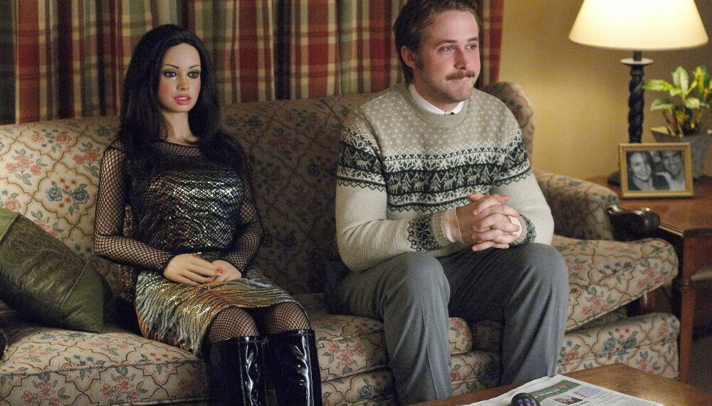 FORELSKER SEG: I filmen Lars and the Real Girl (2007) kjøper den svært innadvendte personen Lars, spilt av Ryan Gosling, en Real Doll og ender opp med å forelske seg i henne. FORELSKER SEG: I filmen Lars and the Real Girl (2007) kjøper den svært innadvendte personen Lars, spilt av Ryan Gosling, en Real Doll og ender opp med å forelske seg i henne.