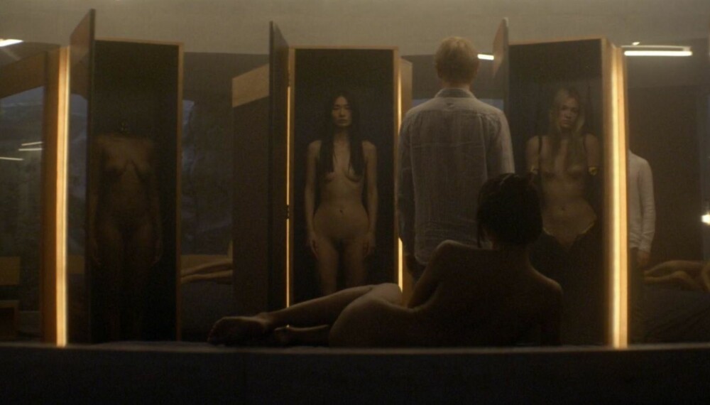 NATURTRO: Det er lenge til roboter bli så like mennesker som de fremstilles i filmen "Ex Machina". Inntil da er menneskeliknende roboter fordømt til "The Uncanny Valley" (se faktaboks). NATURTRO: Det er lenge til roboter bli så like mennesker som de fremstilles i filmen "Ex Machina". Inntil da er menneskeliknende roboter fordømt til "The Uncanny Valley" (se faktaboks).
