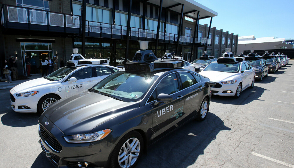 Uber jobber mye med selvkjørende biler, og har havnet i en alvorlig disputt etter at en ansatt skal ha tatt med seg 14.000 dokumenter med forretningshemmeligheter fra Google og startet hos Uber. Uber jobber mye med selvkjørende biler, og har havnet i en alvorlig disputt etter at en ansatt skal ha tatt med seg 14.000 dokumenter med forretningshemmeligheter fra Google og startet hos Uber.