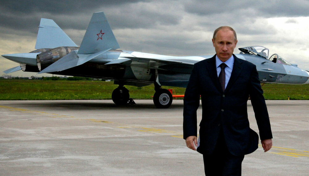 Vladimir Putin følger nøye med på utviklingen av det russiske kampflyet Sukhoi T-50. Vladimir Putin følger nøye med på utviklingen av det russiske kampflyet Sukhoi T-50.