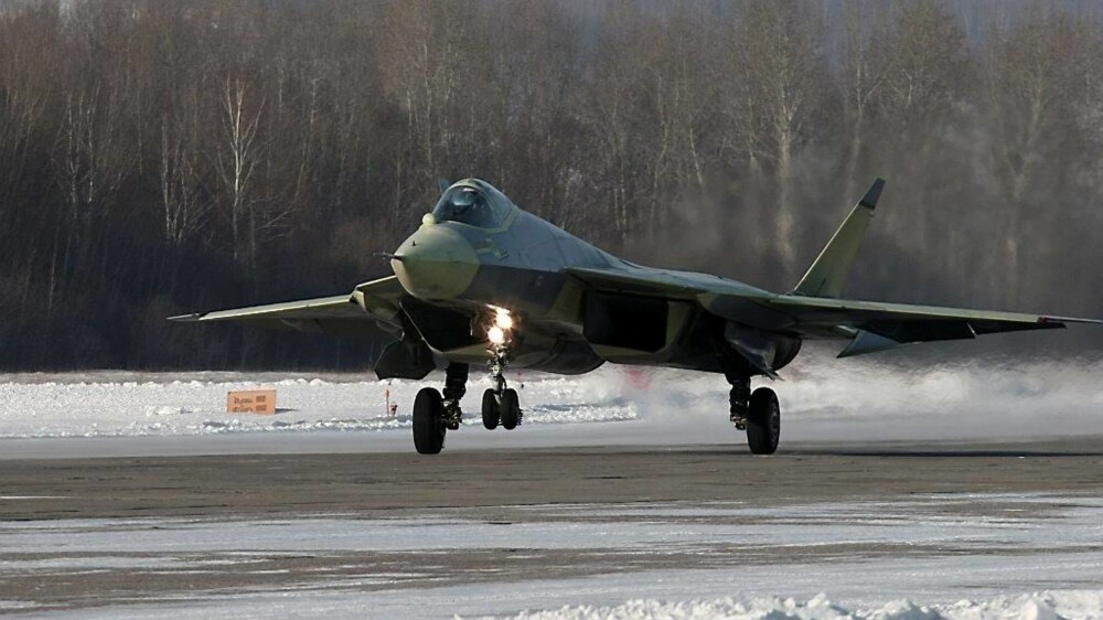 Prototypen Sukhoi T-50, som antas å komme i operativ drift i 2018. Den økonomiske situasjonen i Russland har derimot ført til at færre fly enn opprinnelig blir produsert i første omgang. Men kostnadene deles med India, som også skal ha flyet. Prototypen Sukhoi T-50, som antas å komme i operativ drift i 2018. Den økonomiske situasjonen i Russland har derimot ført til at færre fly enn opprinnelig blir produsert i første omgang. Men kostnadene deles med India, som også skal ha flyet.