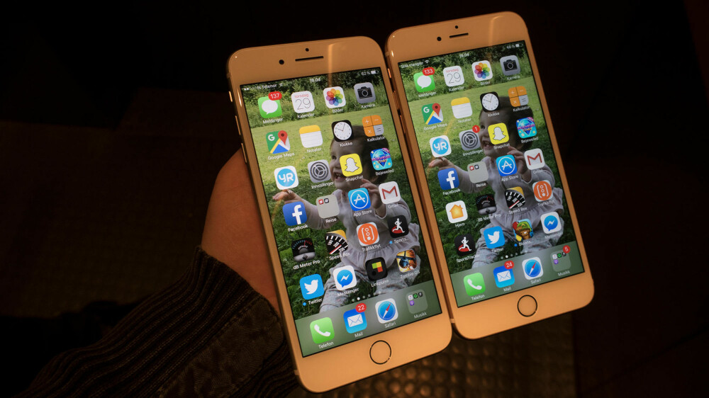 KLONING: Du skal se etter detaljene for å se hvilken av disse mobilene som er nye iPhone 7 Plus - og hvilken som er den gamle iPhone 6s Plus. Det er første gangen siden de to første iPhone-modellene at det nesten ikke er mulig å se forskjell mellom generasjoner. (Den til venstre er 7-eren) KLONING: Du skal se etter detaljene for å se hvilken av disse mobilene som er nye iPhone 7 Plus - og hvilken som er den gamle iPhone 6s Plus. Det er første gangen siden de to første iPhone-modellene at det nesten ikke er mulig å se forskjell mellom generasjoner. (Den til venstre er 7-eren)
