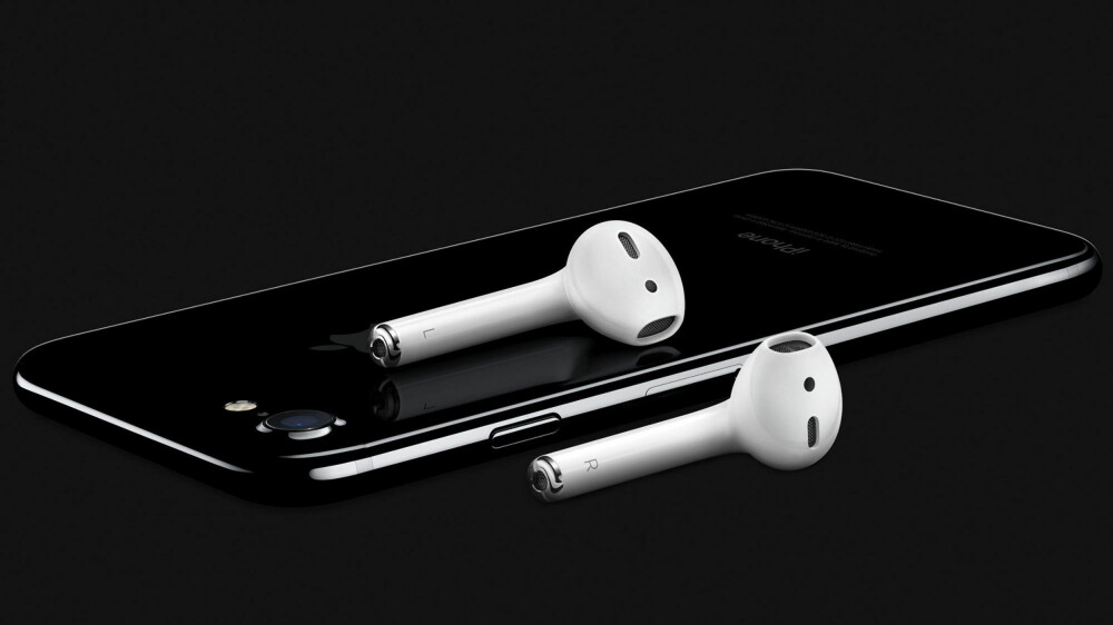 Apple håper du skal kjøpe disse trådløse pinnene til 1800 kroner når du nå ikke har egen hodetelefonutgang. Apple håper du skal kjøpe disse trådløse pinnene til 1800 kroner når du nå ikke har egen hodetelefonutgang.