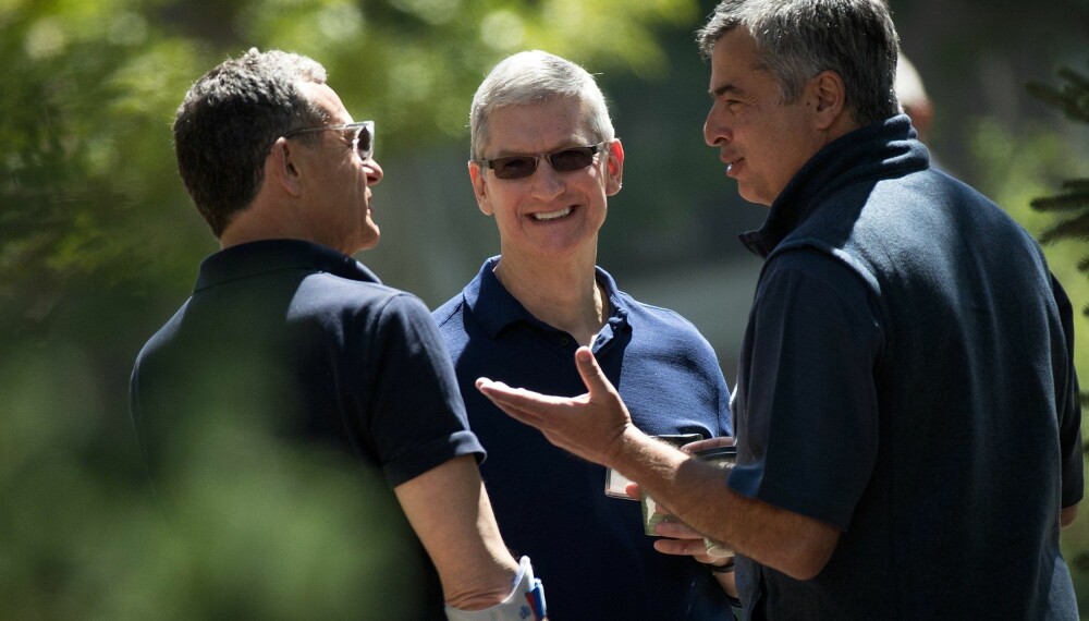 APPLES TOPPSJEF Tim Cook (i midten) har blitt viden kjent for skatteplanlegging som gjør at de knapt betaler skatt. Hva skjer når stadig flere samfunnsoppgaver vil tas over av internasjonale giganter? APPLES TOPPSJEF Tim Cook (i midten) har blitt viden kjent for skatteplanlegging som gjør at de knapt betaler skatt. Hva skjer når stadig flere samfunnsoppgaver vil tas over av internasjonale giganter?
