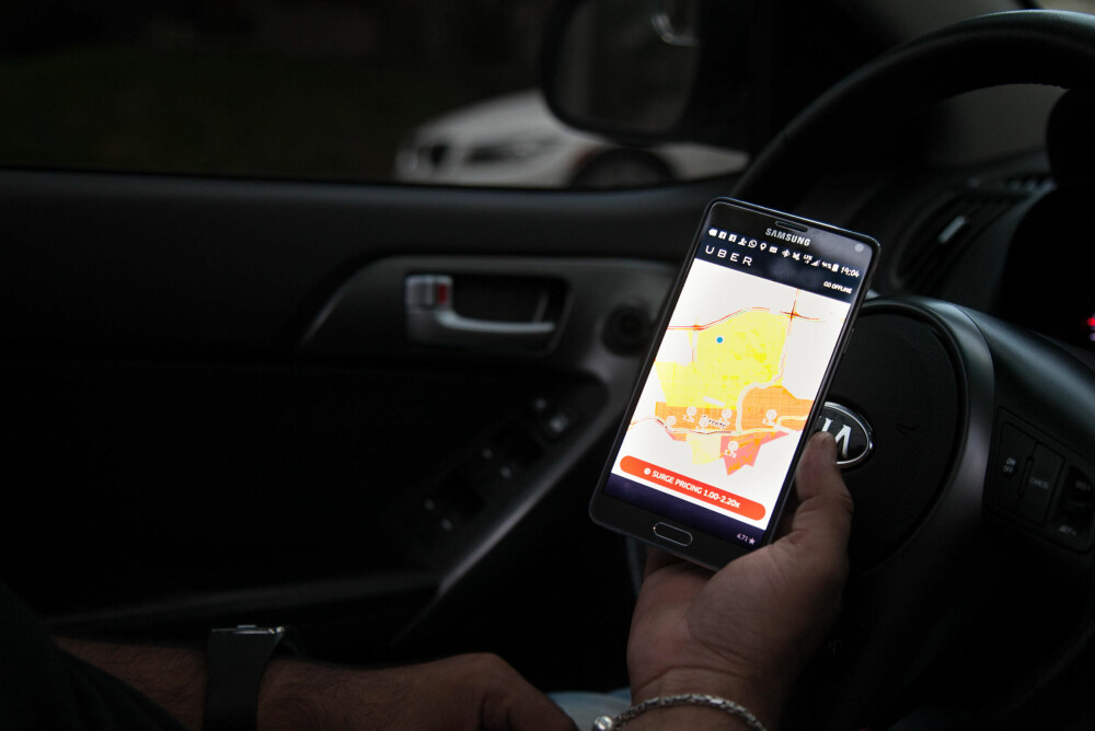 Uber sentralt tar 30 prosent av prisen, politiet avskilter biler og beslaglegger førerkort - og prisene er uforutsigbare. Nå øker frustrasjonen blant sjåførene. Uber sentralt tar 30 prosent av prisen, politiet avskilter biler og beslaglegger førerkort - og prisene er uforutsigbare. Nå øker frustrasjonen blant sjåførene.