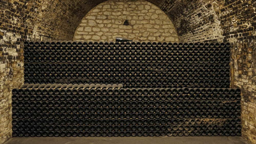 SKJULT ROM I BOLLINGERS KJELLER: Bak en vegg som var dekket av tomflasker skjulte det seg et rom med en uerstattelig skatt: 600 flasker champagne fra tidligere familiemedlemmers private samling. SKJULT ROM I BOLLINGERS KJELLER: Bak en vegg som var dekket av tomflasker skjulte det seg et rom med en uerstattelig skatt: 600 flasker champagne fra tidligere familiemedlemmers private samling.