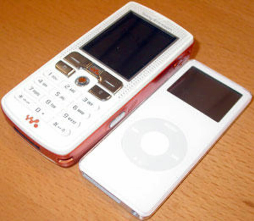 W800, her sammen med en iPod. W800, her sammen med en iPod.