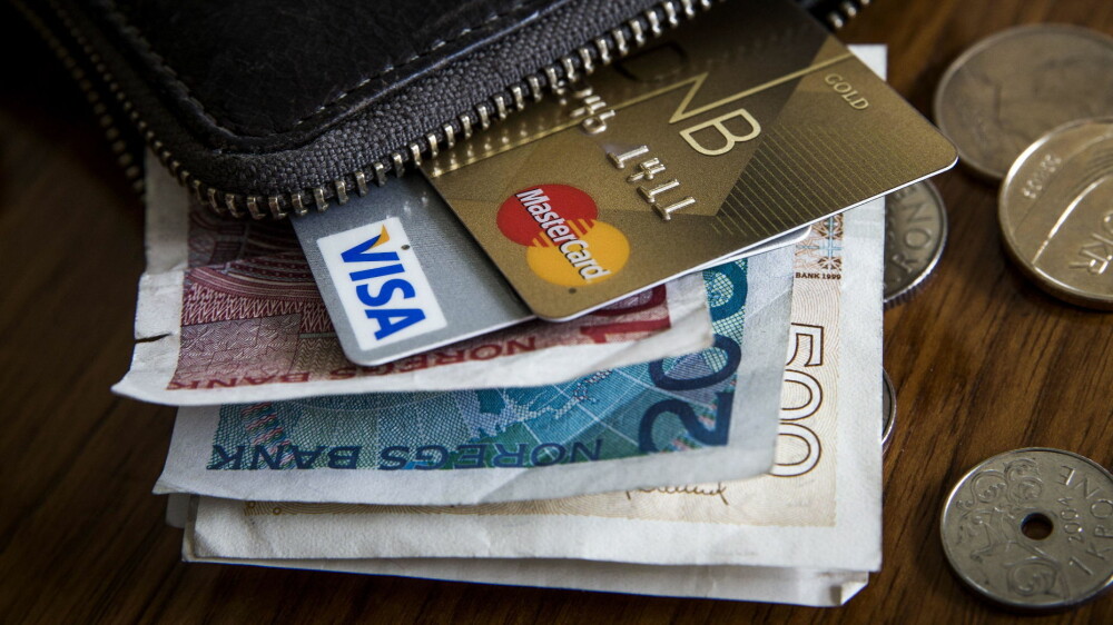 Alt fra småbeløp i netthandel til millionbeløp i forbruksgjeld kan bli resultatet hvis noen klarer å stjele din identitet. Alt fra småbeløp i netthandel til millionbeløp i forbruksgjeld kan bli resultatet hvis noen klarer å stjele din identitet.