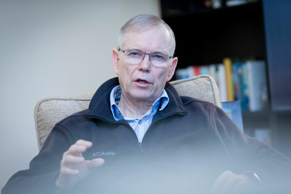 Seniorforsker og fysiker Stein Bergsmark har blitt den fremste representanten i Norge for dem som mener at klimavitenskapen forvrenges. Han tror selv på menneskeskapte klimaendringer, men mener de er i en helt annen liga enn det FNs klimapanel snakker om. Seniorforsker og fysiker Stein Bergsmark har blitt den fremste representanten i Norge for dem som mener at klimavitenskapen forvrenges. Han tror selv på menneskeskapte klimaendringer, men mener de er i en helt annen liga enn det FNs klimapanel snakker om.