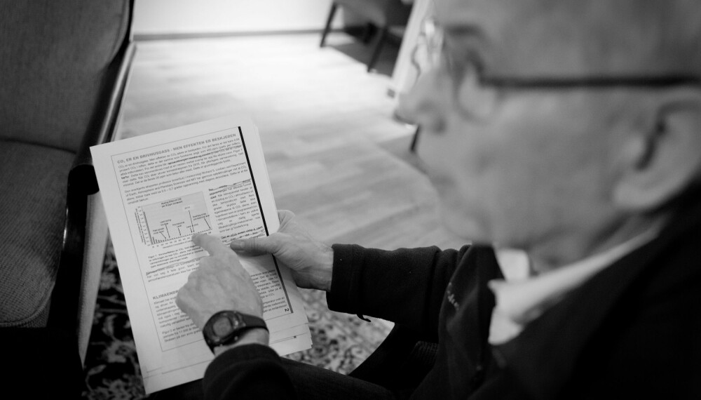 Stein Bergsmark med grafen som viser hvordan temperatureffekten av økt CO2-konsentrasjon endrer seg. Stein Bergsmark med grafen som viser hvordan temperatureffekten av økt CO2-konsentrasjon endrer seg.