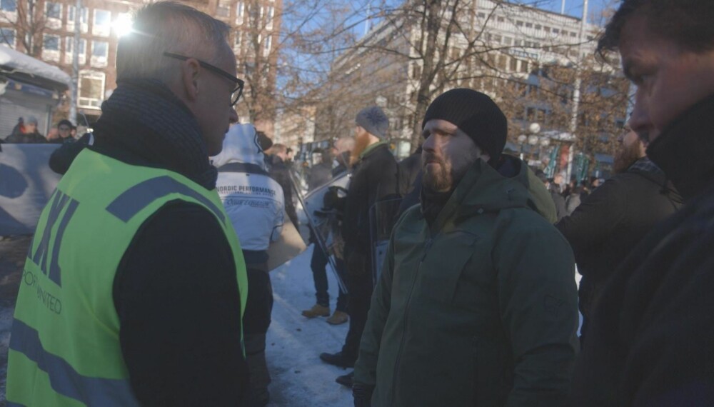 LEDER: Under en demonstrasjon i Stockholm i november 2016 møtte Stein Morten Lier den norske lederen for Den nordiske motstandsbevegelsen, Håkon Forwald. Han var ikke interessert i å la seg intervjue utover noen korte kommentarer. LEDER: Under en demonstrasjon i Stockholm i november 2016 møtte Stein Morten Lier den norske lederen for Den nordiske motstandsbevegelsen, Håkon Forwald. Han var ikke interessert i å la seg intervjue utover noen korte kommentarer.