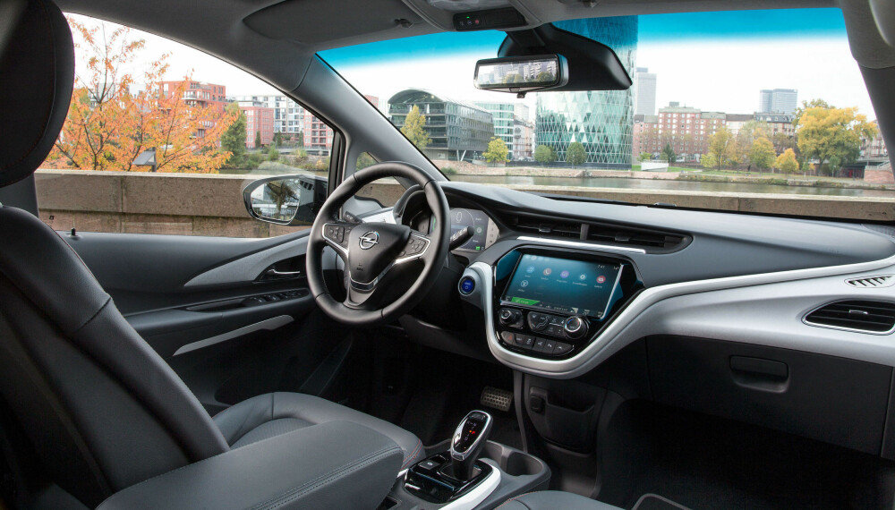 BERØRINGSSKJERM: Kontrollpanelet i Ampera-e er en 10,2 tommers berøringsskjerm. Bilen er utstyrt med Apple Car Play og vil også støtte Android Auto når det kommer til Norge. BERØRINGSSKJERM: Kontrollpanelet i Ampera-e er en 10,2 tommers berøringsskjerm. Bilen er utstyrt med Apple Car Play og vil også støtte Android Auto når det kommer til Norge.