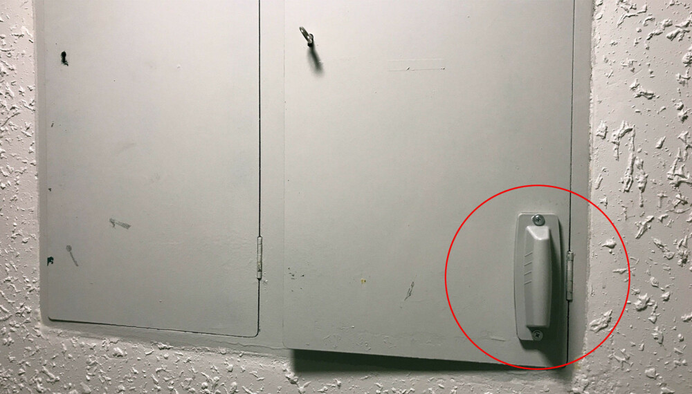 Denne klumpen kan monteres på sikringsskapet og fungerer som en antenne slik at den automatiske strømmåleren kan innrapportere strømforbruket. Denne klumpen kan monteres på sikringsskapet og fungerer som en antenne slik at den automatiske strømmåleren kan innrapportere strømforbruket.