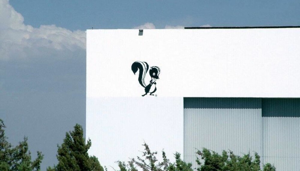 SKUNK WORKS-LOGO malt på en av hangarene til Lockheed Martin. SKUNK WORKS-LOGO malt på en av hangarene til Lockheed Martin.