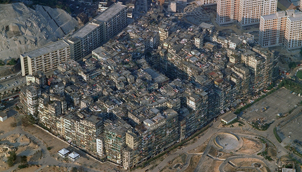 Kowloon Walled City var verdens mest tettbebygde område frem til det ble revet på begynnelsen av 90-tallet. Kowloon Walled City var verdens mest tettbebygde område frem til det ble revet på begynnelsen av 90-tallet.