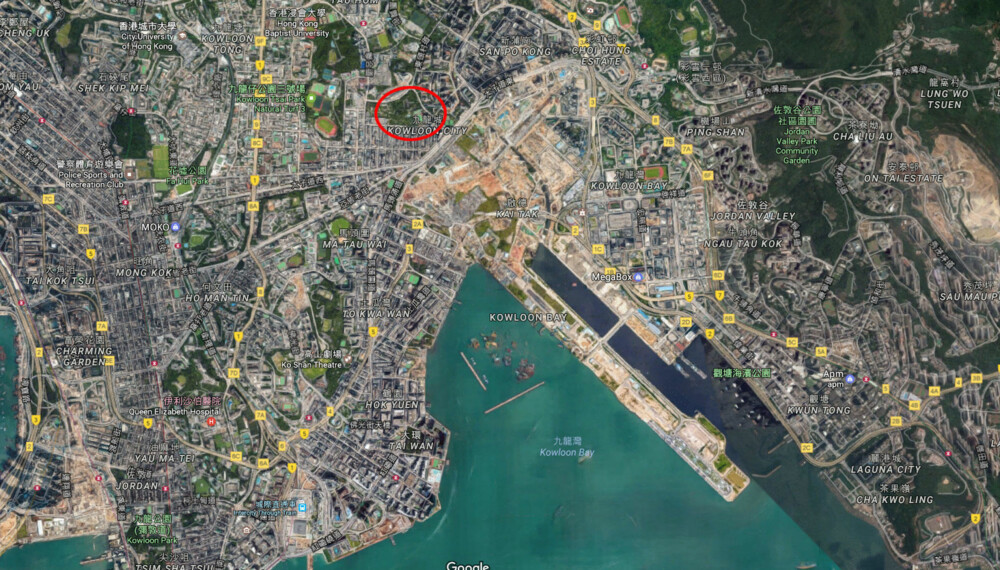 Kowloon Walled City lå et godt inne på fastlandet. Under 2. verdenskrig ble muren rundt byen plukket ned og brukt som fyllmasse for flystripa ut i havet. Denne flystripa skulle senere legge begrensning på hvor høyt byen kunne bygges. Kowloon Walled City lå et godt inne på fastlandet. Under 2. verdenskrig ble muren rundt byen plukket ned og brukt som fyllmasse for flystripa ut i havet. Denne flystripa skulle senere legge begrensning på hvor høyt byen kunne bygges.