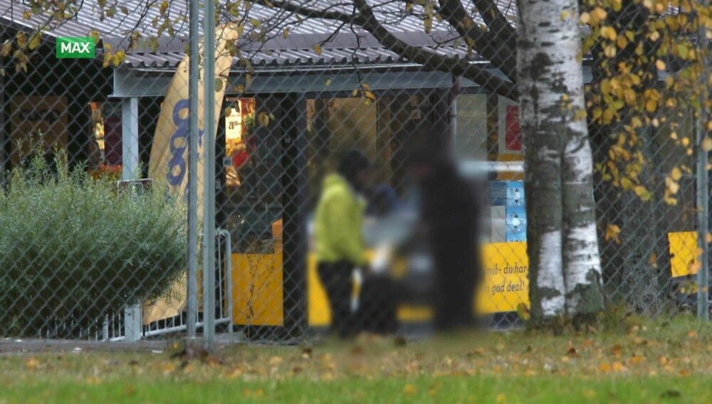 Her kjøper en informant ulovlig TV-kanaler fra en mann i Oslo-området. For rundt 1000 kroner får han tilgang til flere tusen kanaler. Skulle han kjøpt dette lovlig, måtte han ha betalt flere tusen kroner i året. Her kjøper en informant ulovlig TV-kanaler fra en mann i Oslo-området. For rundt 1000 kroner får han tilgang til flere tusen kanaler. Skulle han kjøpt dette lovlig, måtte han ha betalt flere tusen kroner i året.