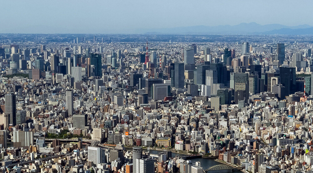 Tokyo er verdens mest folkerike by - litt avhengig av hvordan du måler. Men hvor stor måtte en by være hvis hele verdens befolkning skulle få plass? Tokyo er verdens mest folkerike by - litt avhengig av hvordan du måler. Men hvor stor måtte en by være hvis hele verdens befolkning skulle få plass?