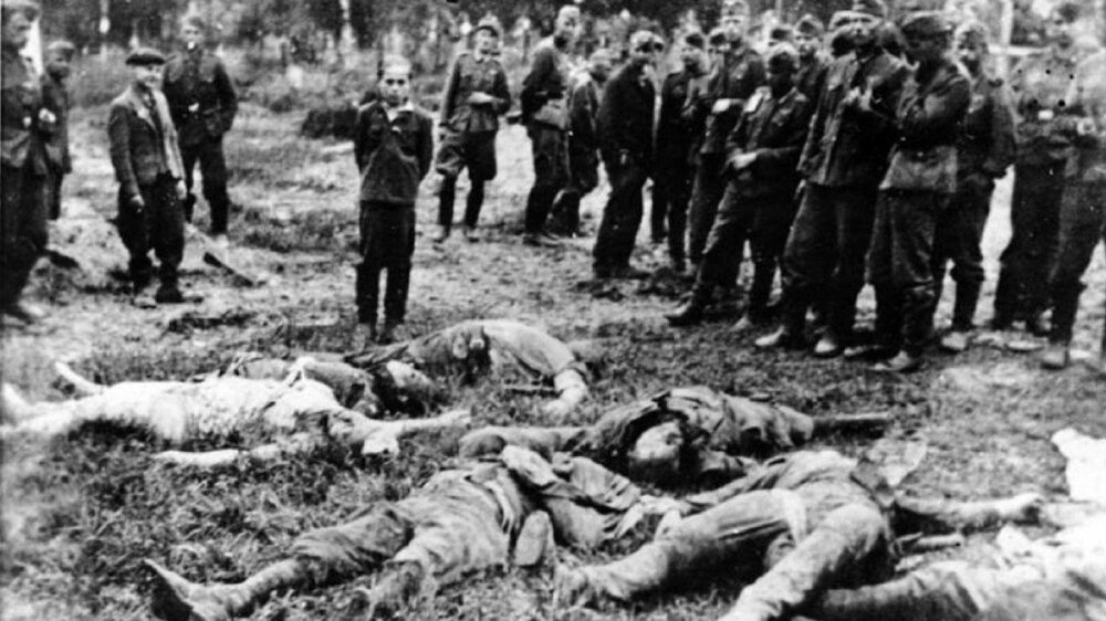GRUSOMME HANDLINGER: De tyske dødsskvadronene Einsatzgruppen hadde som hovedoppgave å drepe sivile - også kvinner, barn og eldre. Innsatsgruppene står bak umenneskelige grusomheter. Bildet viser en tenåringsgutt i i Zboriv i Ukraina i 1941. Han blir fotografert ved siden av sin drepte familie øyeblikk før han selv blir skutt. Nazisten Helmut Oberlander (92) tjenestegjorde for Einsatzgruppe D. i Øst-Europa. De drepte om lag 23.000 sivile. Oberlander oppholder seg i dag i Canada. GRUSOMME HANDLINGER: De tyske dødsskvadronene Einsatzgruppen hadde som hovedoppgave å drepe sivile - også kvinner, barn og eldre. Innsatsgruppene står bak umenneskelige grusomheter. Bildet viser en tenåringsgutt i i Zboriv i Ukraina i 1941. Han blir fotografert ved siden av sin drepte familie øyeblikk før han selv blir skutt. Nazisten Helmut Oberlander (92) tjenestegjorde for Einsatzgruppe D. i Øst-Europa. De drepte om lag 23.000 sivile. Oberlander oppholder seg i dag i Canada.