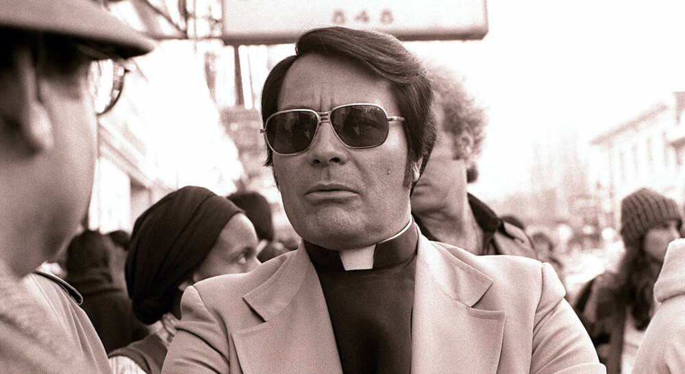 Pastor Jim Jones under en protest foran International Hotel i San Francisco i 1977. Året etter skal han forvandle kolonien i Jonestown til en massegrav av barn, kvinner og menn. Pastor Jim Jones under en protest foran International Hotel i San Francisco i 1977. Året etter skal han forvandle kolonien i Jonestown til en massegrav av barn, kvinner og menn.