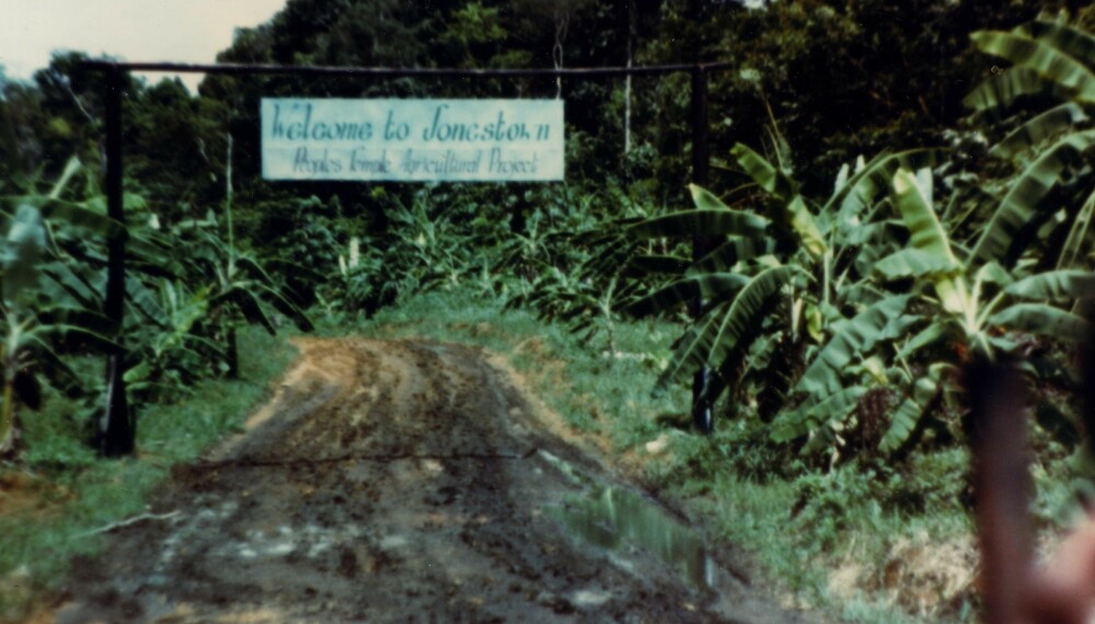 Porten inn til Jonestown. Porten inn til Jonestown.