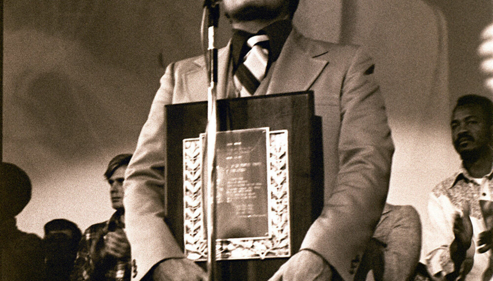 Året før massakren i Jonestown ble Jim Jones tildelt Martin Luther King, Jr.-prisen av Glide Memorial Church. Året før massakren i Jonestown ble Jim Jones tildelt Martin Luther King, Jr.-prisen av Glide Memorial Church.