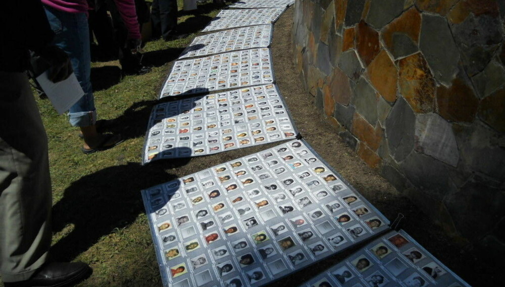 Bilder av alle som døde i Jonestown legges ned under en minnemarkering i 2011. Bilder av alle som døde i Jonestown legges ned under en minnemarkering i 2011.