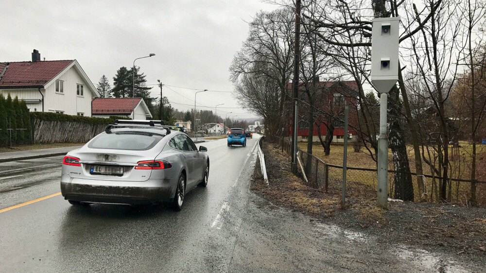 Elbiler som blir tatt i fartskontroll vil i fremtiden slippe unna med halv størrelse på boten. Elbiler som blir tatt i fartskontroll vil i fremtiden slippe unna med halv størrelse på boten.