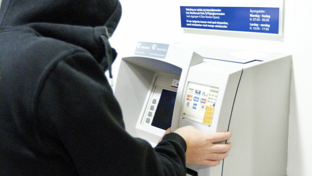 MINIBANKRANER: Ved hjelp av en batteridrill og billig elektronikk kan hackere nå få minibanker til å lystre kommandoer - som å spytte ut alle pengene sine. MINIBANKRANER: Ved hjelp av en batteridrill og billig elektronikk kan hackere nå få minibanker til å lystre kommandoer - som å spytte ut alle pengene sine.