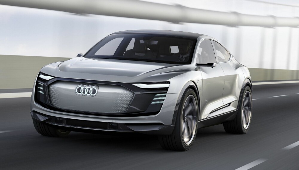NY ELBIL: Med en motor på mellom 320-370 kW under karosseriet skal Audis e-tron Sportback gjøre unna 0-100 km/t på 4,5 sekunder. Med fornuftig kjøring skal elbilen klare rundt 45 mil på varme sommerdager. NY ELBIL: Med en motor på mellom 320-370 kW under karosseriet skal Audis e-tron Sportback gjøre unna 0-100 km/t på 4,5 sekunder. Med fornuftig kjøring skal elbilen klare rundt 45 mil på varme sommerdager.