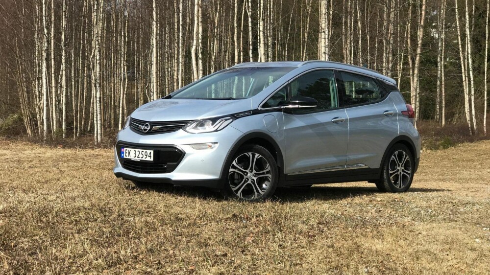 REELL REKKEVIDDE PÅ 380 KM: Den første leveransen av elbilen Opel Ampera-e er forventet til Norge sommeren 2017. 70 prosent bestiller bilen med høyeste utstyrsgrad. Den offisielle rekkevidden er 520 km (NEDC) - som tilsvarer 380 km etter den kommende og mer troverdige globale rekkeviddestandarden WLTP (Worldwide harmonized Light vehicles Test Procedures). REELL REKKEVIDDE PÅ 380 KM: Den første leveransen av elbilen Opel Ampera-e er forventet til Norge sommeren 2017. 70 prosent bestiller bilen med høyeste utstyrsgrad. Den offisielle rekkevidden er 520 km (NEDC) - som tilsvarer 380 km etter den kommende og mer troverdige globale rekkeviddestandarden WLTP (Worldwide harmonized Light vehicles Test Procedures).