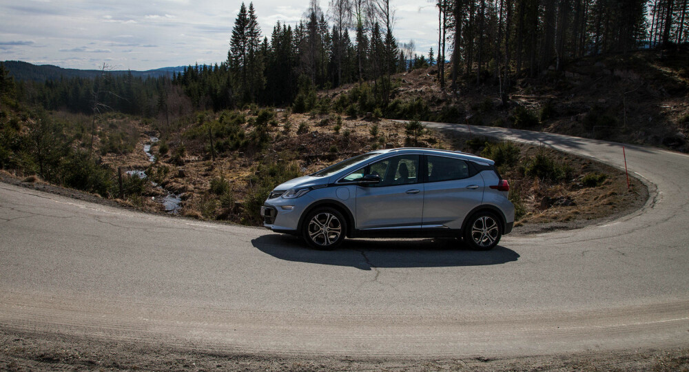 UTILGJENGELIG: Opel Ampera-e er kanskje markedets aller beste bilkjøp for øyeblikket - men med halvannet års ventetid er den utilgjengelig. Innen du kan få den levert, har det kommet mange andre alternativer. UTILGJENGELIG: Opel Ampera-e er kanskje markedets aller beste bilkjøp for øyeblikket - men med halvannet års ventetid er den utilgjengelig. Innen du kan få den levert, har det kommet mange andre alternativer.