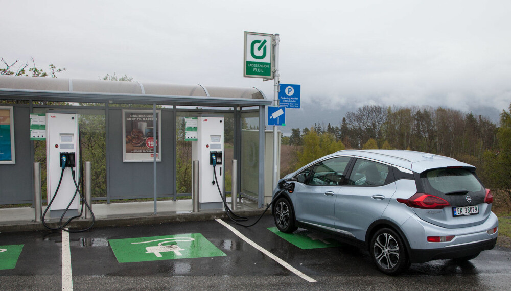 Du trenger ikke stoppe lenge for å lade. På tiden det tar å fylle kaffe på en bensinstasjon, skaffer du deg en kWh eller to. Du trenger ikke stoppe lenge for å lade. På tiden det tar å fylle kaffe på en bensinstasjon, skaffer du deg en kWh eller to.