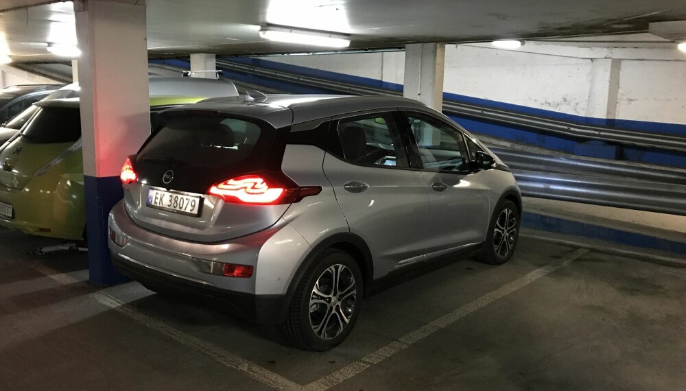 TO OVERRASKELSER: Etter å ha parkert i Bergen ble vi mektig imponerte over forbruket til Ampera-e over fjellet. Men så skulle vi lade opp igjen ... TO OVERRASKELSER: Etter å ha parkert i Bergen ble vi mektig imponerte over forbruket til Ampera-e over fjellet. Men så skulle vi lade opp igjen ...