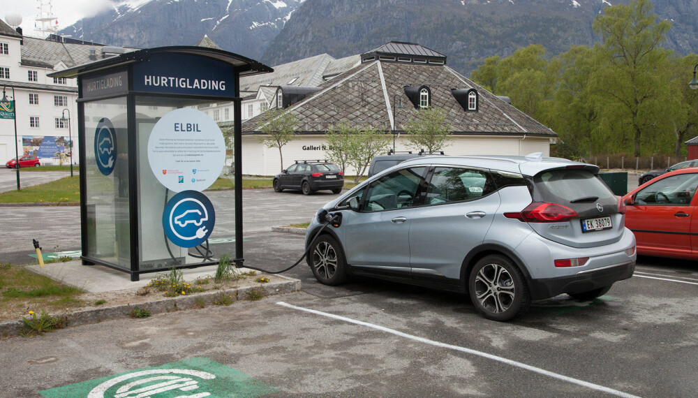 I vakre Eidfjord måtte vi ta turens første - og eneste - uønskede stopp som vi ikke hadde trengt å ta med en vanlig bil. I vakre Eidfjord måtte vi ta turens første - og eneste - uønskede stopp som vi ikke hadde trengt å ta med en vanlig bil.