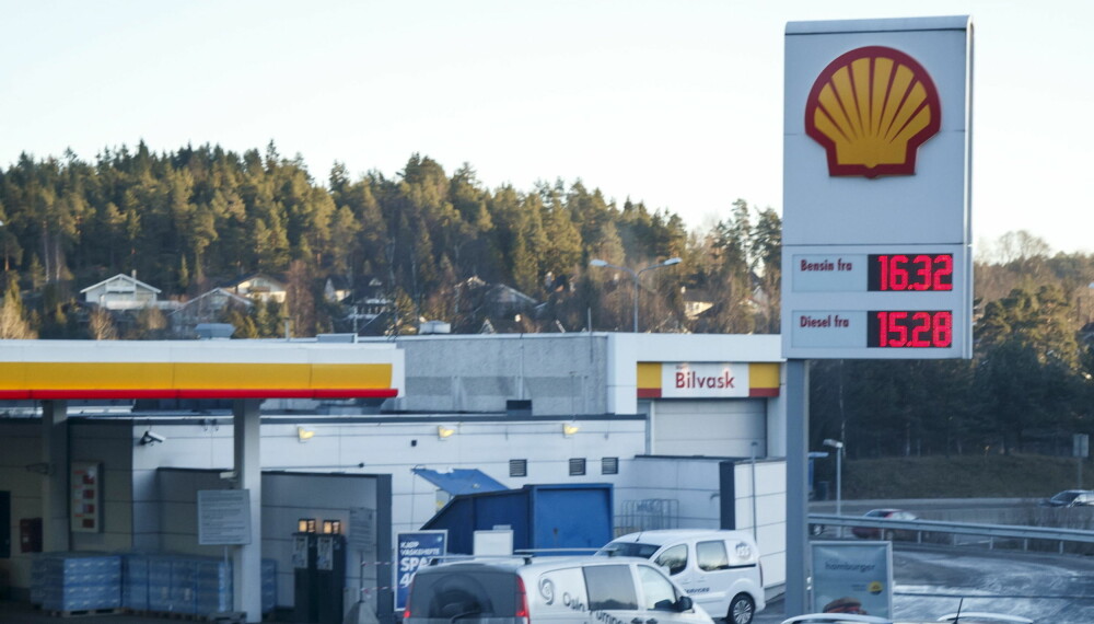Prisene på drivstoff varierer voldsomt gjennom uka, men variasjonene er likevel betydelig lavere enn for strøm til elbiler. Prisene på drivstoff varierer voldsomt gjennom uka, men variasjonene er likevel betydelig lavere enn for strøm til elbiler.