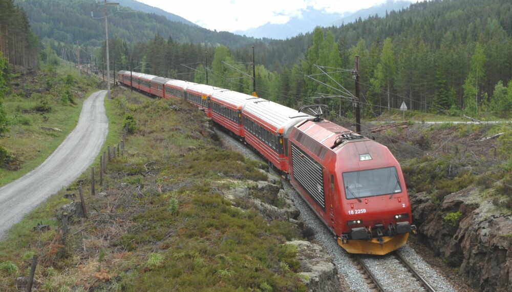 Tog og bil til Bergen fra Oslo tar omtrent like lang tid. Tog og bil til Bergen fra Oslo tar omtrent like lang tid.