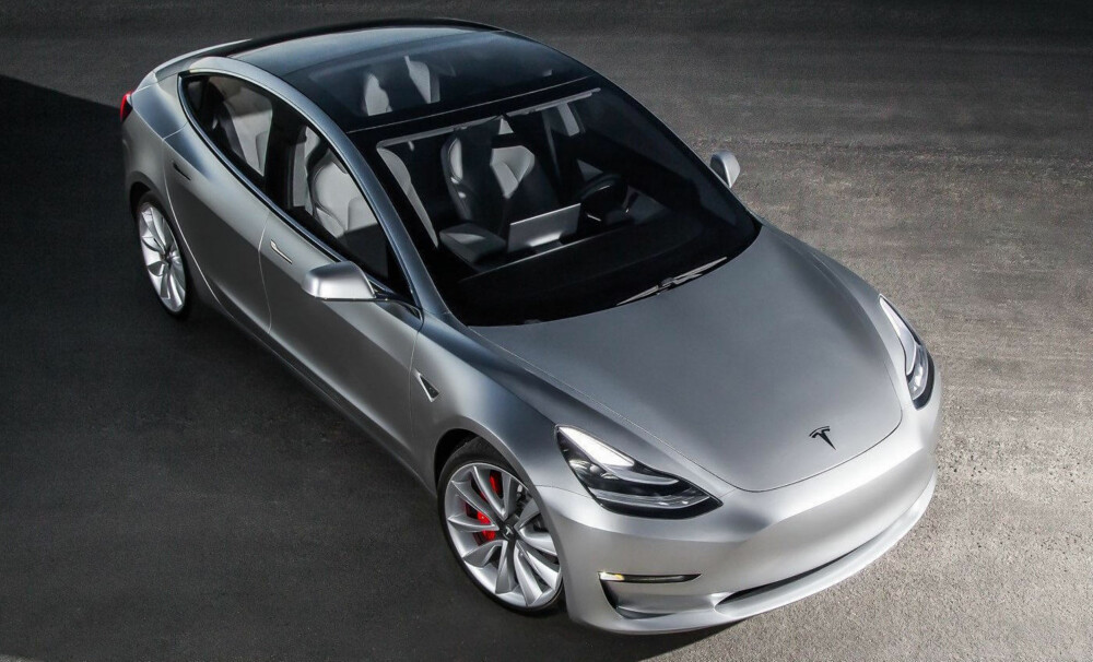 KUN ÉN SKJERM: Tesla Model 3 har ikke et vanlig dashbord. All informasjon fra bilen blir vist på én 15 tommers skjerm plassert til høyre for føreren. Det er den som tydelig stikker opp på bildet over. KUN ÉN SKJERM: Tesla Model 3 har ikke et vanlig dashbord. All informasjon fra bilen blir vist på én 15 tommers skjerm plassert til høyre for føreren. Det er den som tydelig stikker opp på bildet over.