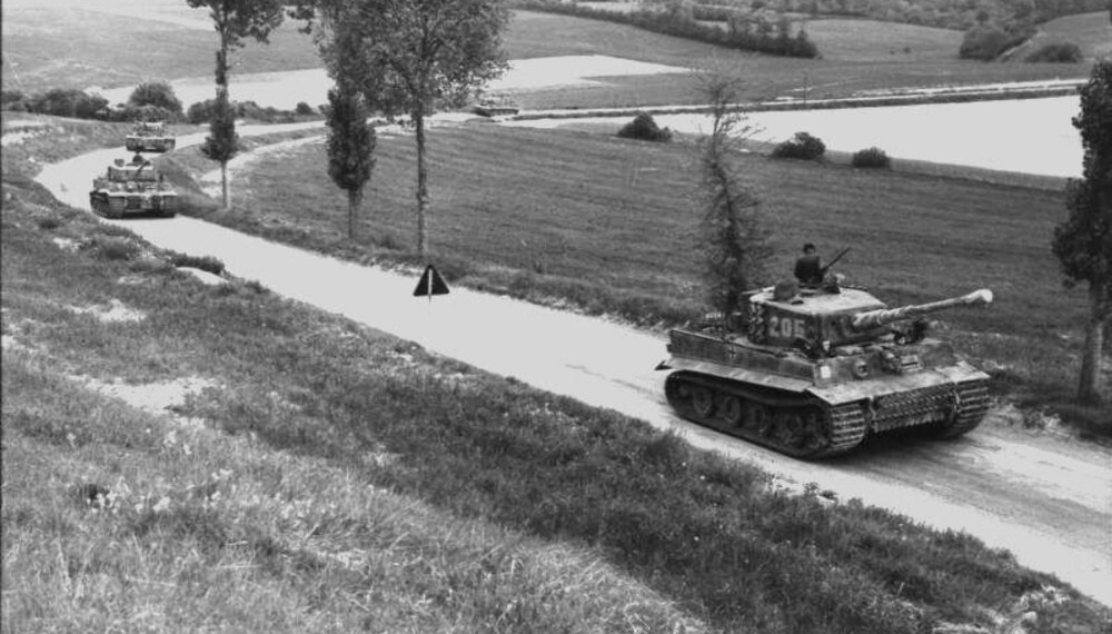 Wittmanns kompani fotografert på vei til Morgny i Normandie nord i Frankrike den 7. juni 1944. Michael Wittmann står i kanontårnet på en Tiger 205. Wittmanns kompani fotografert på vei til Morgny i Normandie nord i Frankrike den 7. juni 1944. Michael Wittmann står i kanontårnet på en Tiger 205.