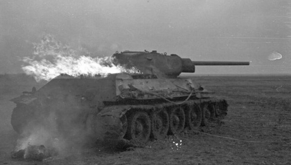 En russisk T-34 står i brann. En russisk T-34 står i brann.