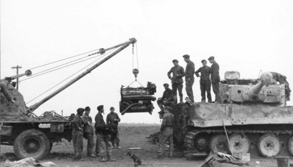Tyske soldater forsøker å reparere en Tiger I i Russland, 1944. Tyske soldater forsøker å reparere en Tiger I i Russland, 1944.