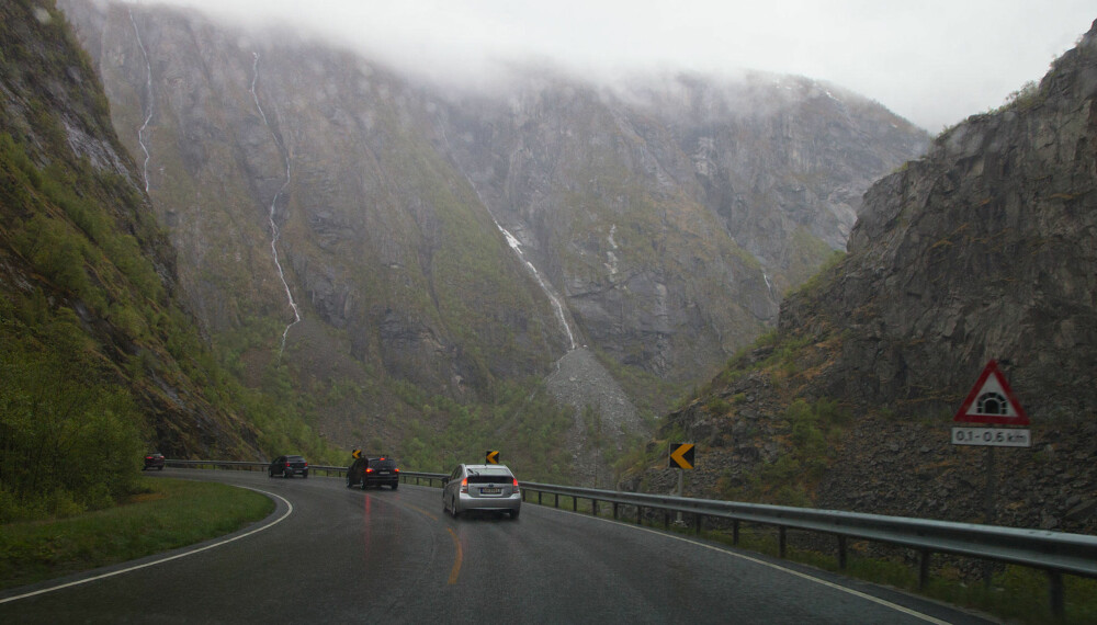 Her er vi på vei ned fra tåkehavet på Hardangervidda i kø. Det går ikke fort, men bilen får i det minste regenerert masse energi. Her er vi på vei ned fra tåkehavet på Hardangervidda i kø. Det går ikke fort, men bilen får i det minste regenerert masse energi.